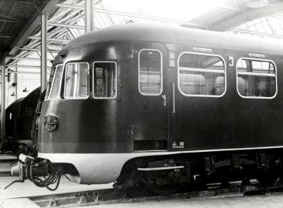 HUA-151177-Afbeelding van het mCc-rijtuig van het diesel-electrische treinstel nr. 60 (DE 5, serie 51-68) van de N.S. met verduisterde frontseinen in verband met de oorlog, in de dieselloods van de werkplaats va