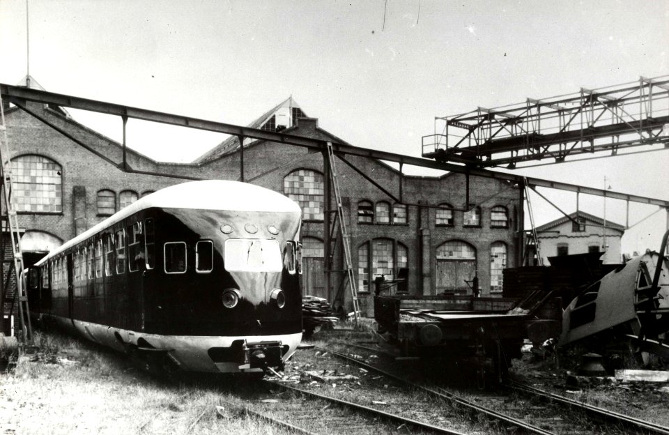 HUA-151179-Afbeelding van een van oorlogsschade hersteld diesel electrisch treinstel DE 3 serie 11 50 van de NS bij de werkplaats te Haarlem