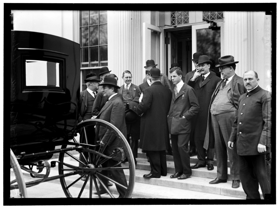 HOUSTON, DAVID FRANKLIN. SECRETARY OF AGRICULTURE, 1913-1920. 3RD FROM RIGHT, WITH PRESS COR. LCCN2016865406