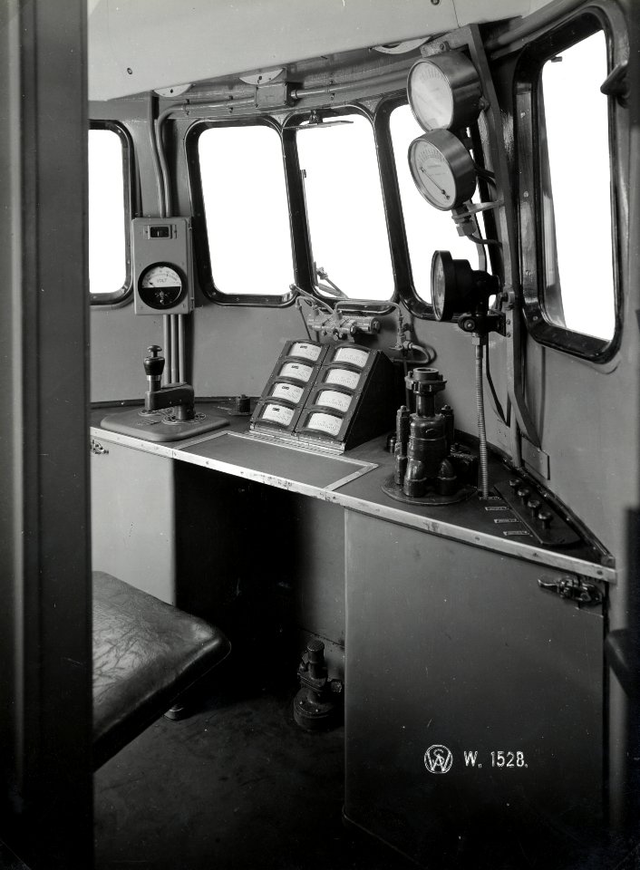 HUA-151279-Interieur van een diesel-electrisch treinstel DE 3 (serie 11-50) van de N.S.- stuurstand