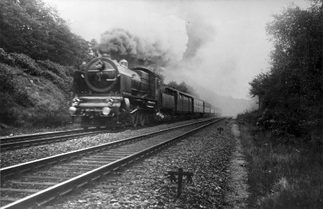 HUA-151293-Afbeelding van de stoomlocomotief nr. 3916 (serie 3900) van de N.S. met D-trein te Baarn