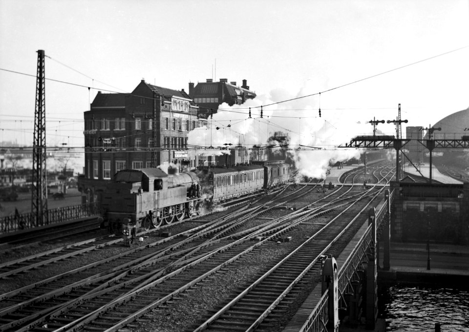 HUA-151287-Afbeelding van een rangerende stoomlocomotief uit de serie 6000 van de NS op het westelijk deel van het NS station Amsterdam CS te Amsterdam