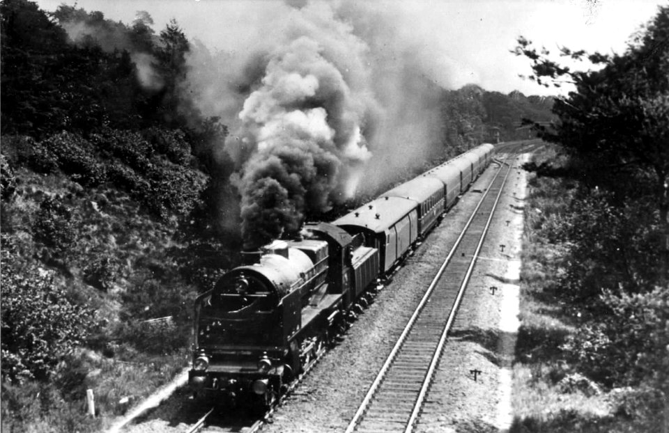 HUA-151313-Afbeelding van de stoomlocomotief nr. 3916 (serie 3900) van de N.S. met een D-trein nabij Baarn