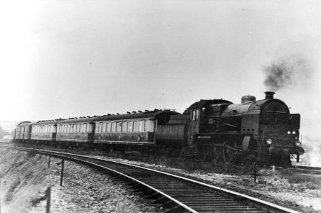 HUA-151310-Afbeelding van de stoomlocomotief nr. 3913 (serie 3900) van de N.S. met internationale rijtuigen als D-trein Rheingold ter hoogte van Arnhem (Velperbroek Aansluiting)