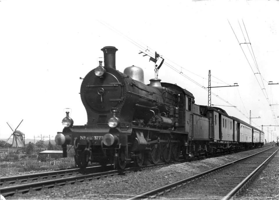 HUA-151318-Afbeelding van de stoomlocomotief nr 3777 serie 3700 3800 van de NS met internationale rijtuigen als D trein Edelweis ter hoogte van de Laan van NO In