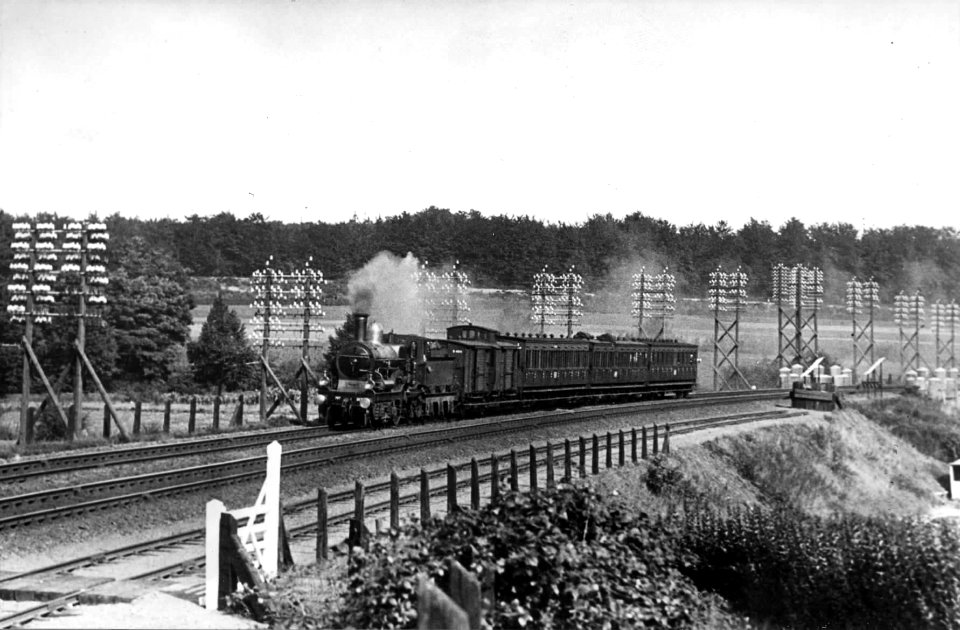 HUA-151315-Afbeelding van een stoomlocomotief uit de serie 1700 1800 nrs 1701 1835 van de NS met een trein nabij Oosterbeek Laag