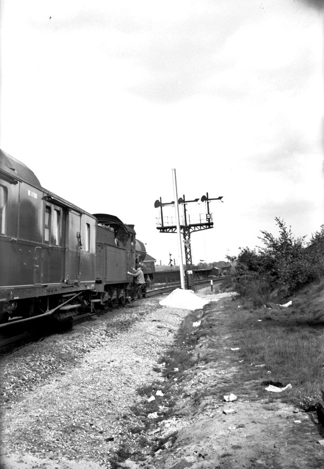 HUA-151323-Afbeelding van een stoomlocomotief van de N.S. met rijtuigen voor een bordessein op het emplacement te Amersfoort