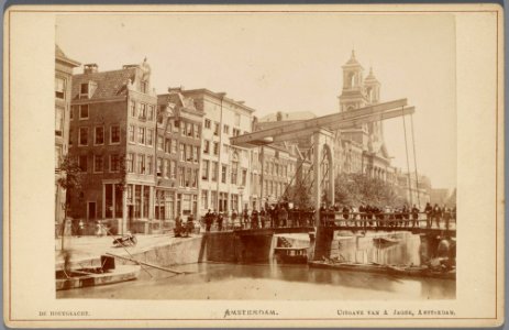 Houtgracht gezien naar de Mozes en Aäronkerk-003