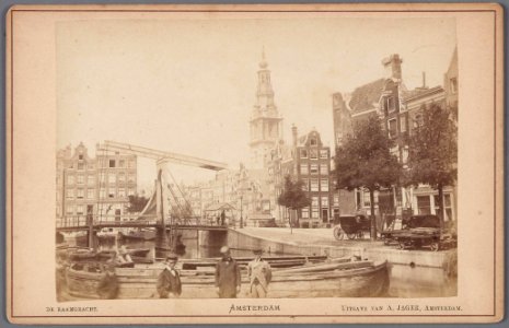 Houtgracht gezien naar Raamgracht. Op de achtergrond de toren van de Zuiderkerk en links de Zwanenburgwal-001 photo