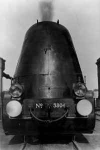 HUA-151414-Afbeelding van de voorkant van de stoomlocomotief nr 3804 (serie 3700-3800) van de N.S., met stroomlijnbekleding