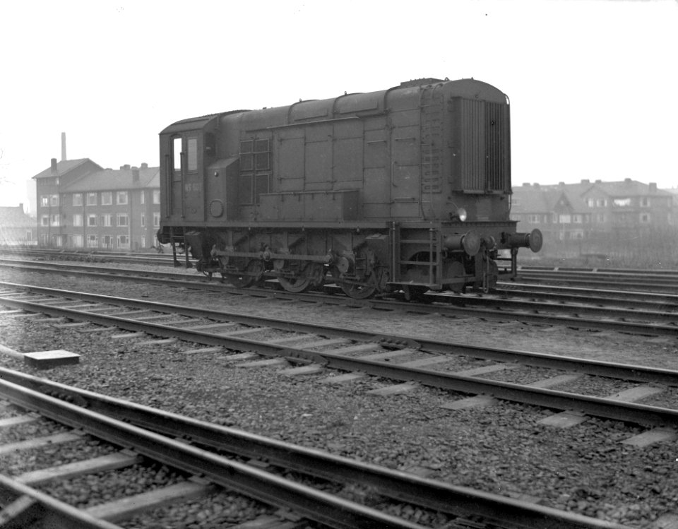 HUA-151508-Afbeelding van de diesel-electrische rangeerlocomotief nr. 502 (serie 500) van de N.S. op het emplacement te Utrecht C.S. (zuidzijde)
