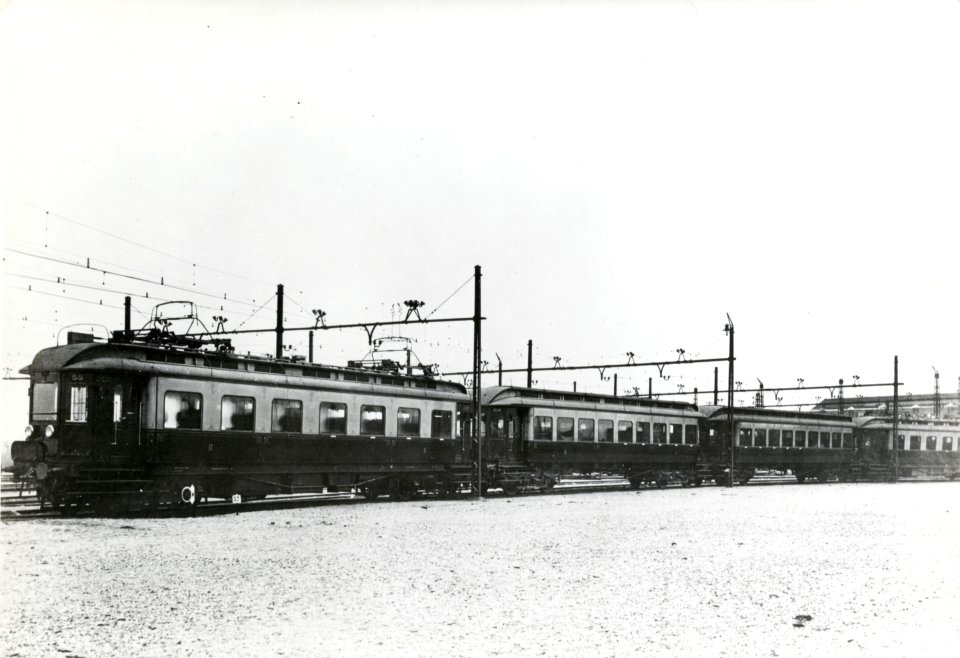 HUA-151638-Afbeelding van een electrisch treinstel van de Zuid-Hollandsche Electrische Spoorweg-Maatschappij (Z.H.E.S.M.) te Leidschendam