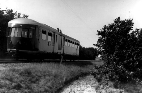 HUA-151643-Afbeelding van het stroomlijn motorrijtuig nr. BC 2907 (omBC, serie 2901-2908) van de N.S. te Lunteren
