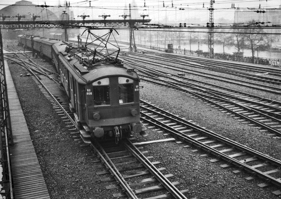 HUA-151656-Afbeelding van een trein bestaande uit rijtuigen electrisch buffermaterieel blokkendozen mat 1924 van de NS met voorop het motorrijtuig nr BD 9106 met