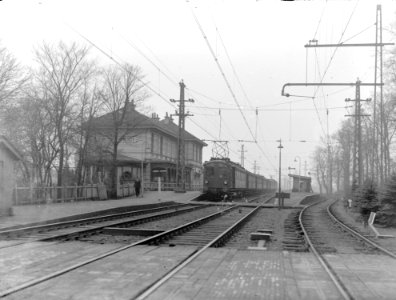 HUA-151662-Afbeelding van een trein bestaande uit rijtuigen van het electrisch buffermaterieel blokkendozen mat 1924 van de NS bij het NS station Vogelenzang Ben