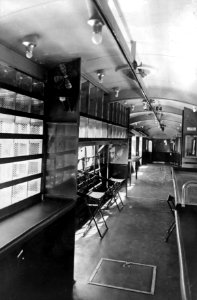 HUA-152036-Interieur van een stroomlijnpostrijtuig Pec (serie P 8501-8506) van de Nederlandse Posterijen