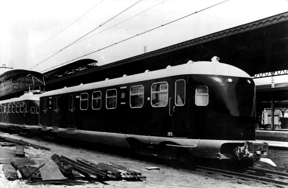 HUA-152038-Afbeelding van een stroomlijnpostrijtuig (Pec) van de Nederlandse Posterijen langs het perron van het N.S.-station Utrecht C.S. te Utrecht