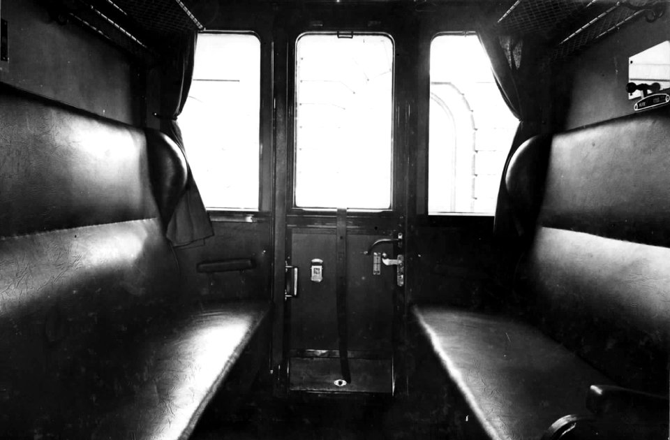 HUA-152080-Interieur 3e klasse van een houten rijtuig uit de serie 6901-6929