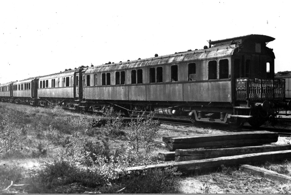 HUA-152280-Afbeelding van de door oorlogshandelingen vernielde koninklijke trein van de N.S. te Kesteren. Van rechts naar links keukenwagen NS 5, salonrijtuig NS 2, salonrijtuig NS 3 en een onbekend rijtuig