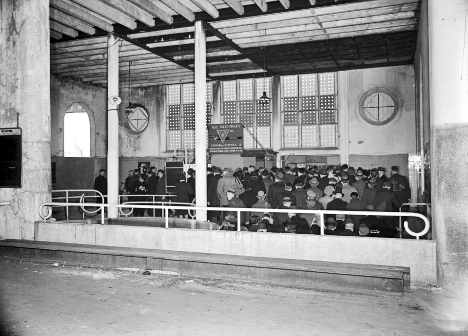 HUA-152392-Interieur van het N.S.-station Arnhem te Arnhem- geïmproviseerde hal in het tijdens de oorlog zwaar beschadigde gebouw