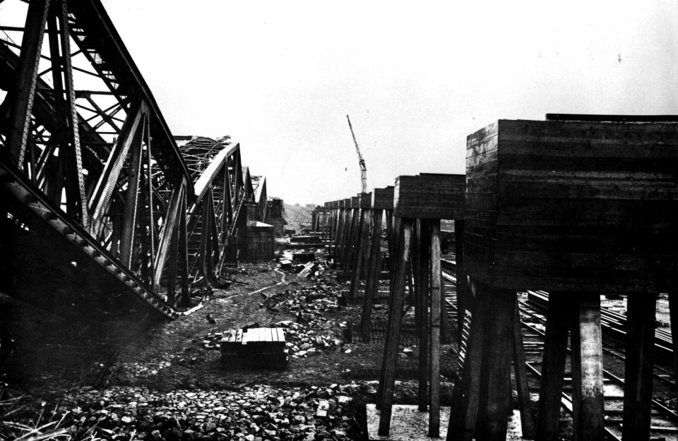 HUA-152639-Gezicht op de vernielde spoorbrug te Buggenum