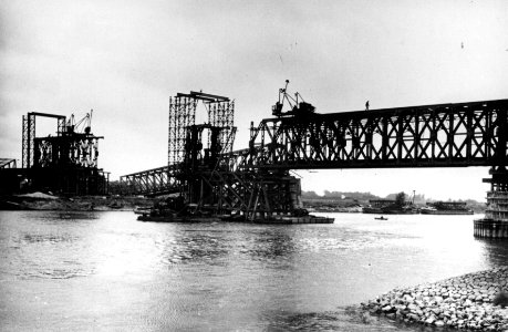 HUA-152641-Gezicht op de vernielde spoorbrug over de IJssel te Deventer