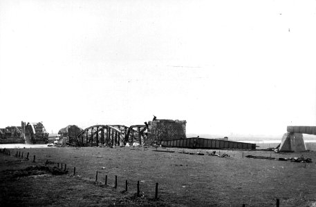 HUA-152653-Gezicht op de vernielde spoorbrug te Rhenen