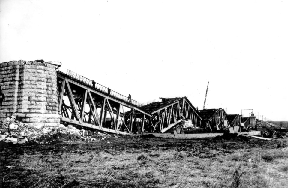 HUA-152651-Gezicht op de tijdens de oorlog vernielde spoorbrug te Oosterbeek