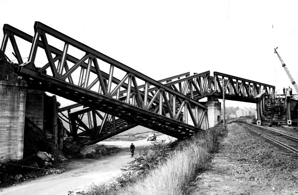 HUA-152655-Gezicht op het tijdens de oorlog vernielde spoorviaduct te Schaesberg