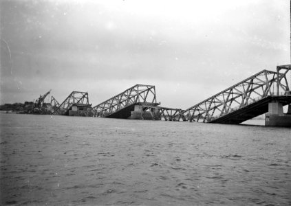 HUA-152663-Gezicht op de vernielde verkeersbrug over het Hollands Diep bij Moerdijk