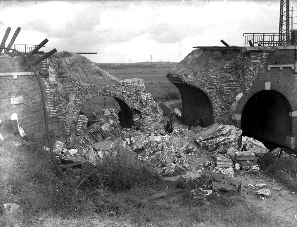 HUA-152665-Gezicht op het tijdens de oorlog vernielde spoorviaduct bij Westervoort