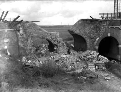 HUA-152665-Gezicht op het tijdens de oorlog vernielde spoorviaduct bij Westervoort