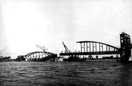 HUA-152667-Gezicht op de vernielde spoorbrug over de IJssel bij Zwolle