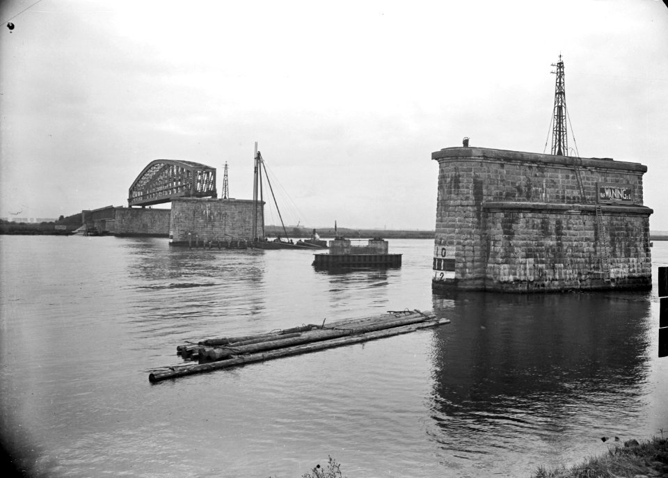 HUA-152669-Gezicht op de spoorbrug over de Beneden Merwede te Baanhoek (bij Sliedrecht), tijdens herstel van oorlogsschade