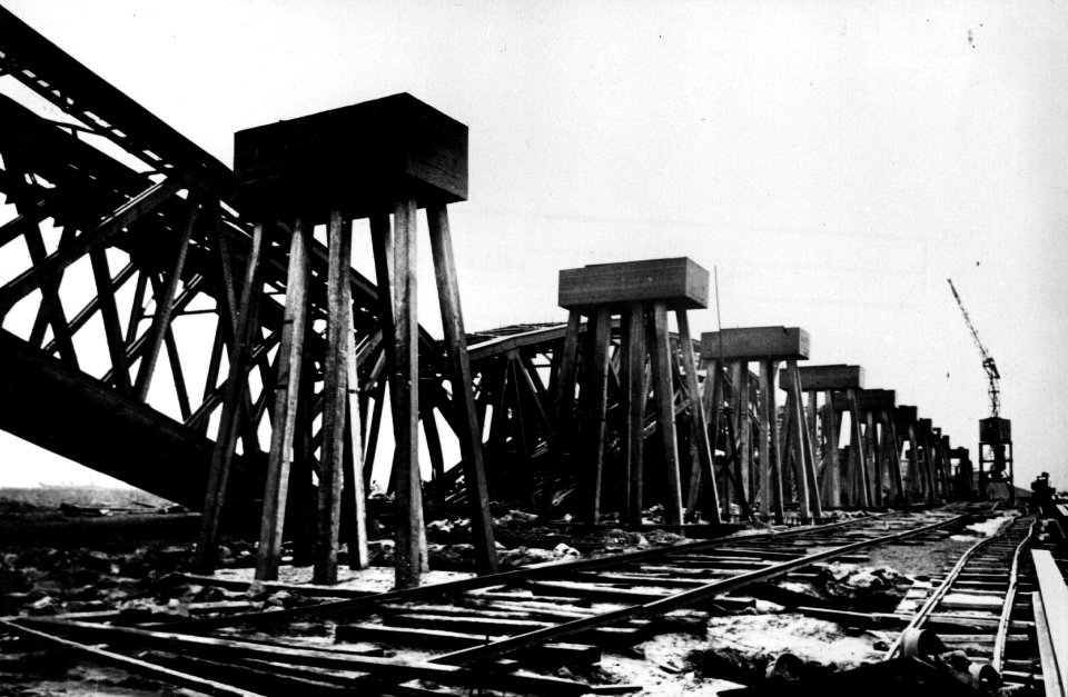 HUA-152672-Gezicht op de wederopbouw van de spoorbrug te Buggenum