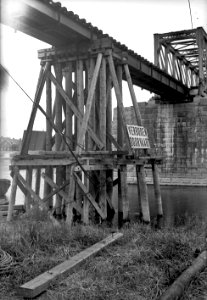 HUA-152675-Afbeelding van de provisorisch herstelde spoorbrug over de IJssel te Deventer