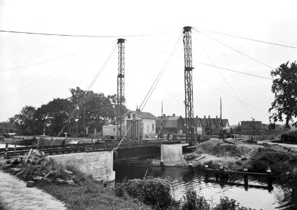 HUA-152677-Gezicht op de spoorbrug over het Apeldoorns Kanaal te Dieren tijdens herstel van oorlogsschade