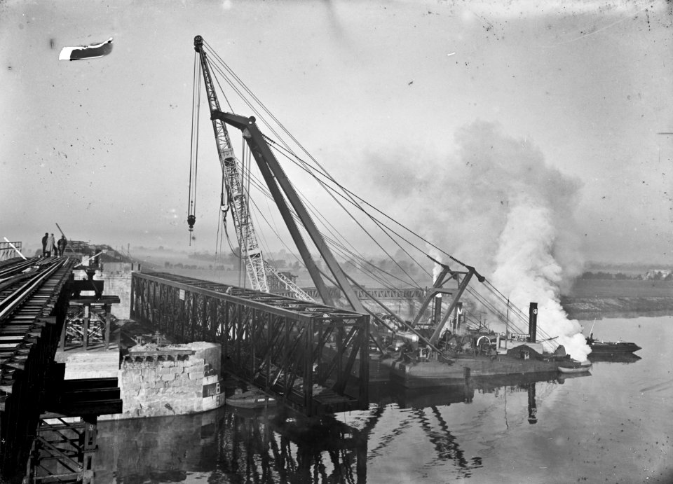 HUA-152680-Gezicht op de spoorbrug over de Maas te Gennep, tijdens herstel van oorlogsschade