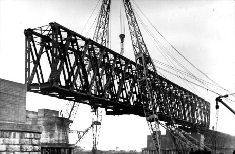HUA-152717-Afbeelding van het plaatsen van de tijdelijke Callender Hamilton spoorbrug over de IJssel te Westervoort