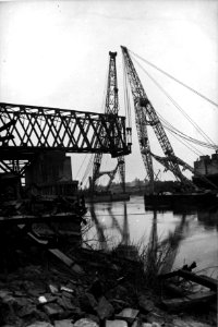 HUA-152719-Afbeelding van het plaatsen van de tijdelijke Callender Hamilton spoorbrug over de IJssel te Westervoort