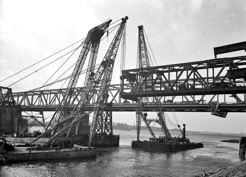 HUA-152721-Gezicht op de bouw van de spoorbrug te Zaltbommel