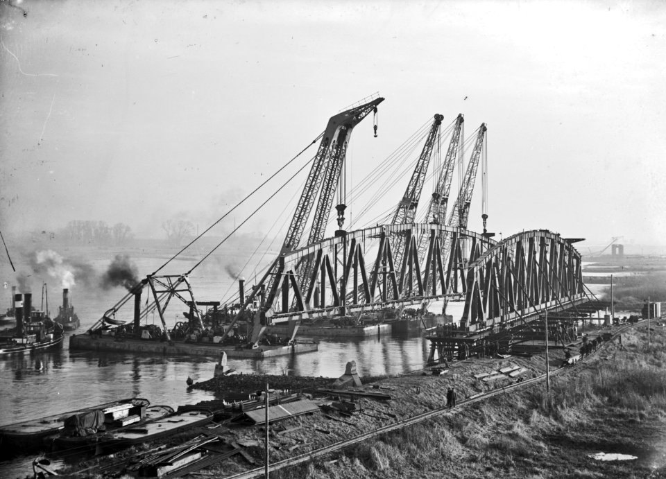 HUA-152724-Gezicht op de bouw van de spoorbrug te Zaltbommel