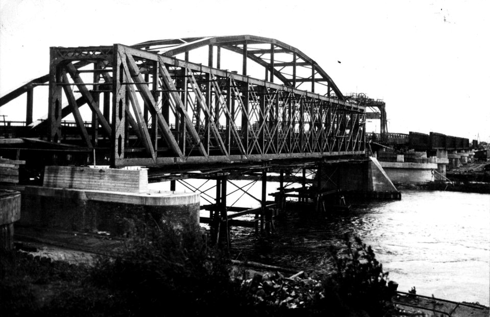 HUA-152728-Gezicht op de herbouw van de spoorbrug over de IJssel te Zutphen