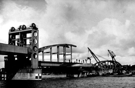 HUA-152730-Gezicht op de bouw van de spoorbrug te Zwolle