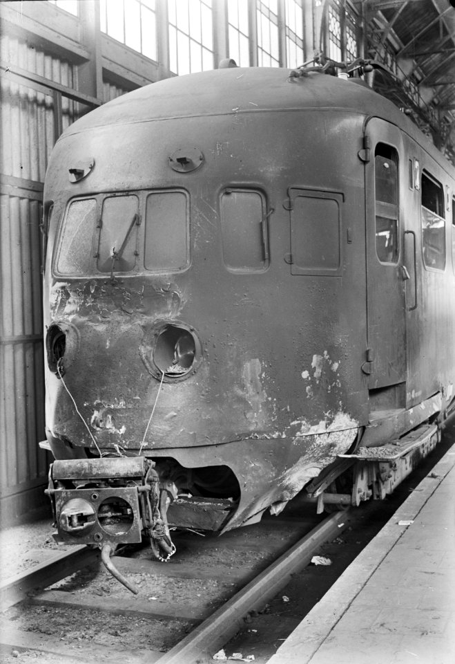 HUA-152742-Afbeelding van het electrische treinstel nr. 411 (mat. 1936, serie 401-429) van de N.S. met oorlogsschade