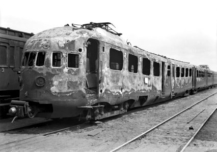 HUA-152746-Afbeelding van het tijdens de oorlog vernielde electrische treinstel nr. 623 (mat. 1936) van de N.S. te Arnhem