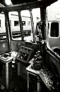 HUA-152749-Afbeelding van de door oorlogshandelingen vernielde cabine (stuurstand) van een electrisch treinstel mat. 1940 van de N.S