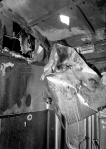 HUA-152751-Afbeelding van een door oorlogshandelingen (beschietingen) vernield balkon van een treinstel van N.S