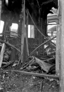 HUA-152753-Interieur van een door oorlogshandelingen vernield treinstel mat. 1936 van de N.S