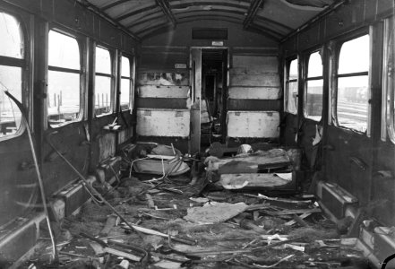 HUA-152755-Interieur van een door oorlogshandelingen vernield treinstel mat. 1940 (of DE 5) van de N.S